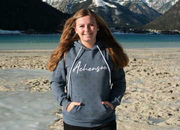 Franziska Schradstetter von Achensee Tourismus am Seeufer in Maurach am Achensee.