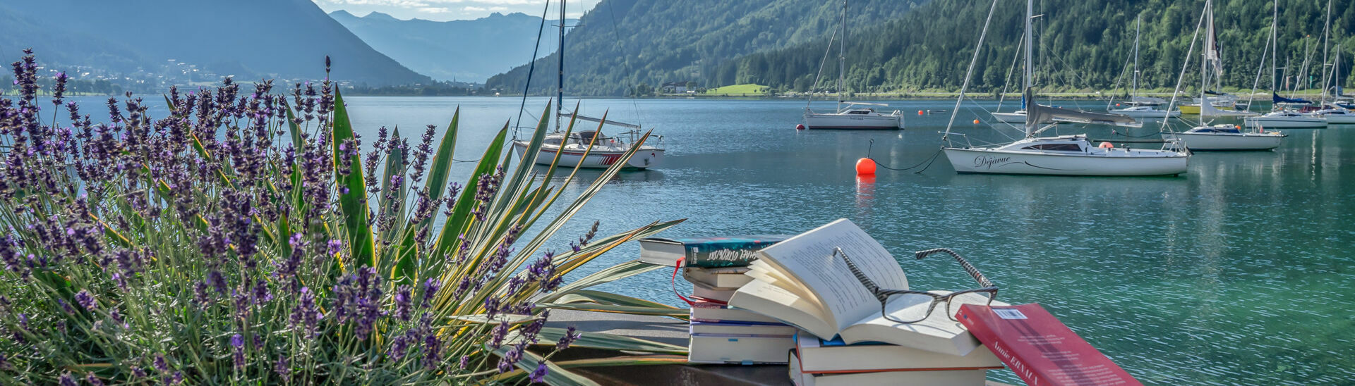 Im Zuge des Literaturfestivals „achensee.literatour“ wurden viele fesselnde Bücher vor einer atemberaubenden Kulisse in Szene gesetzt, begleitet vom malerischen Achensee, Segelbooten und dem majestätischen Ebner Joch im Hintergrund.