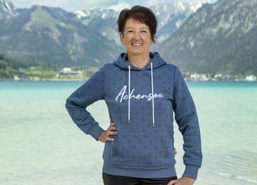 Martina Eberharter von Achensee Tourismus am Seeufer in Maurach am Achensee.