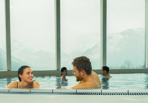 Ein Pärchen genießt die Zeit im Panorama-Bad in Maurach am Achensee.