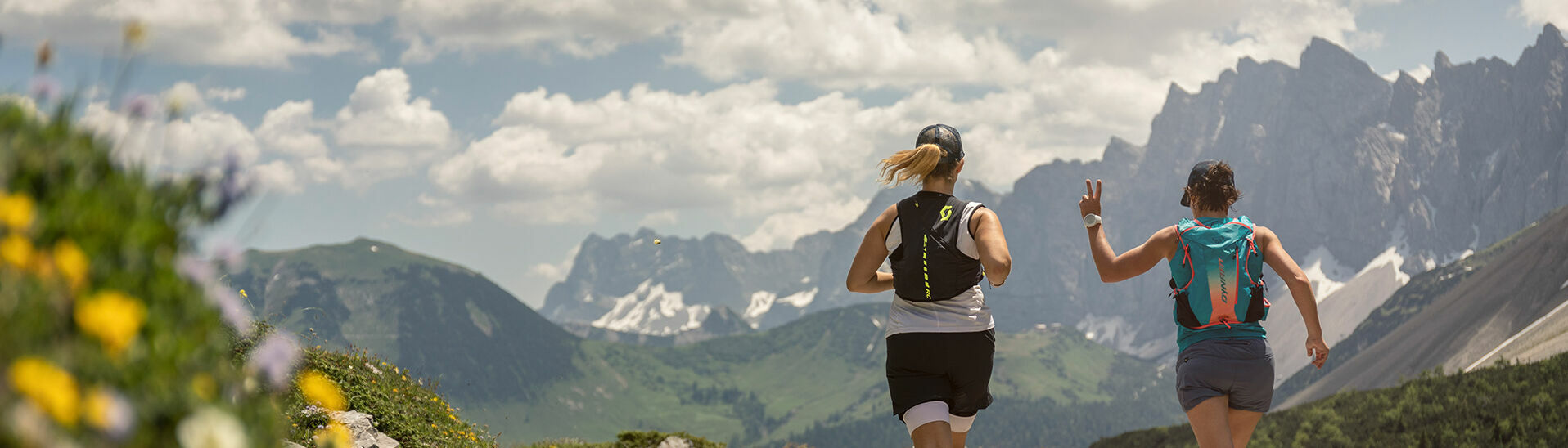 Trailrunner trainieren auf einer Forstsraße im Naturpark Karwendel in wunderschöner Umgebung.