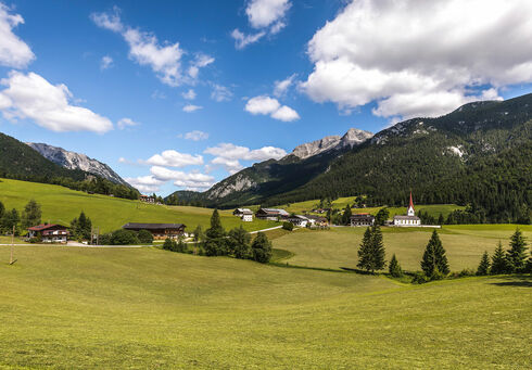 Rund 10 Kilometer vom Achensee entfernt und auf 1.000 Meter Seehöhe gelegen, befindet sich das Örtchen Steinberg am Rofan.