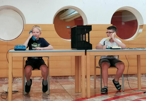 Sprachen gestaltend lernen Zwei Schüler der Mittelschule Achensee bei einem Telefongespräch.