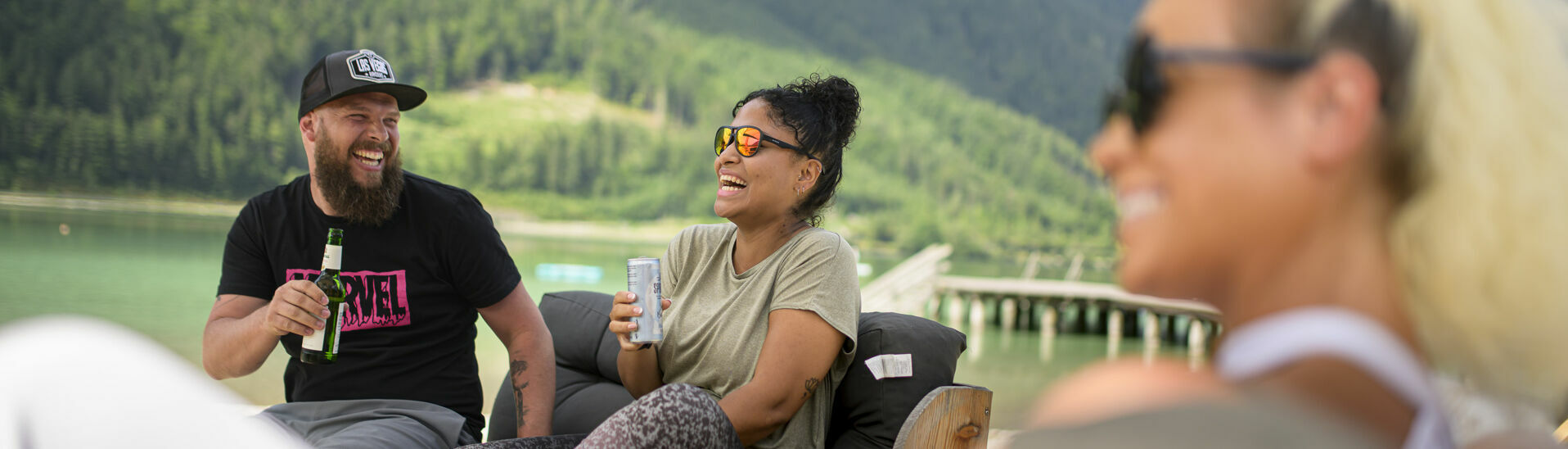 A group of friends enjoying a cool drink at the BEACH-Bar in Maurach in their leisure time.