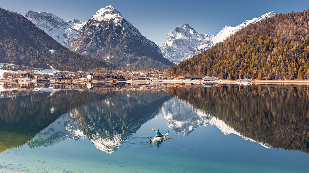 Mit dem Kajak kann man die Stille des Winters am Achensee genießen.