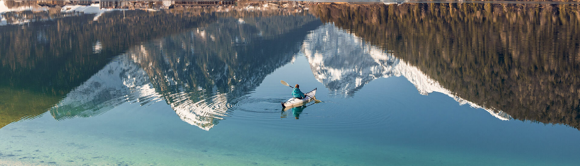 Mit dem Kajak kann man die Stille des Winters am Achensee genießen.