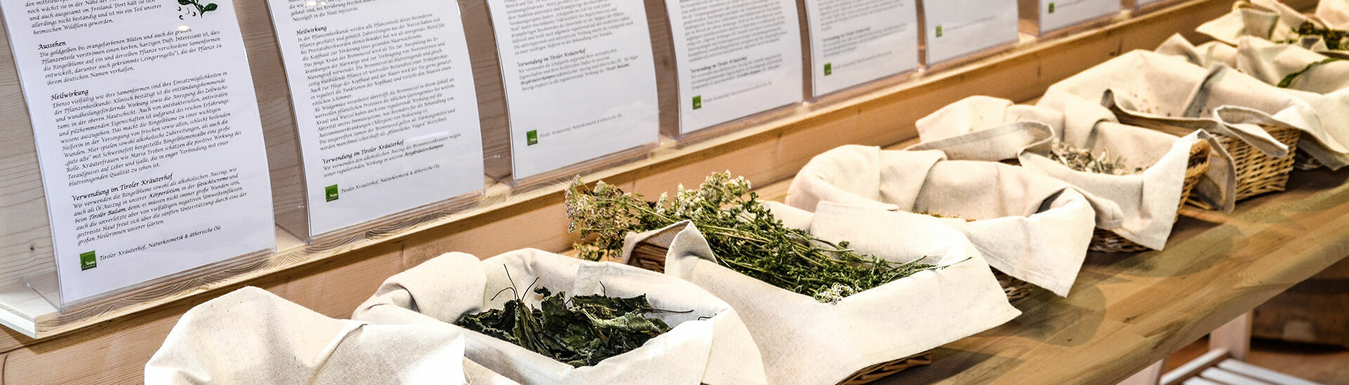 Von ätherischen Ölen, Cremes und Lotionen bis hin zu Entschlackungswasser – all diese Produkte, werden in Maurach am Achensee in Handarbeit herstellt und dort verkauft.