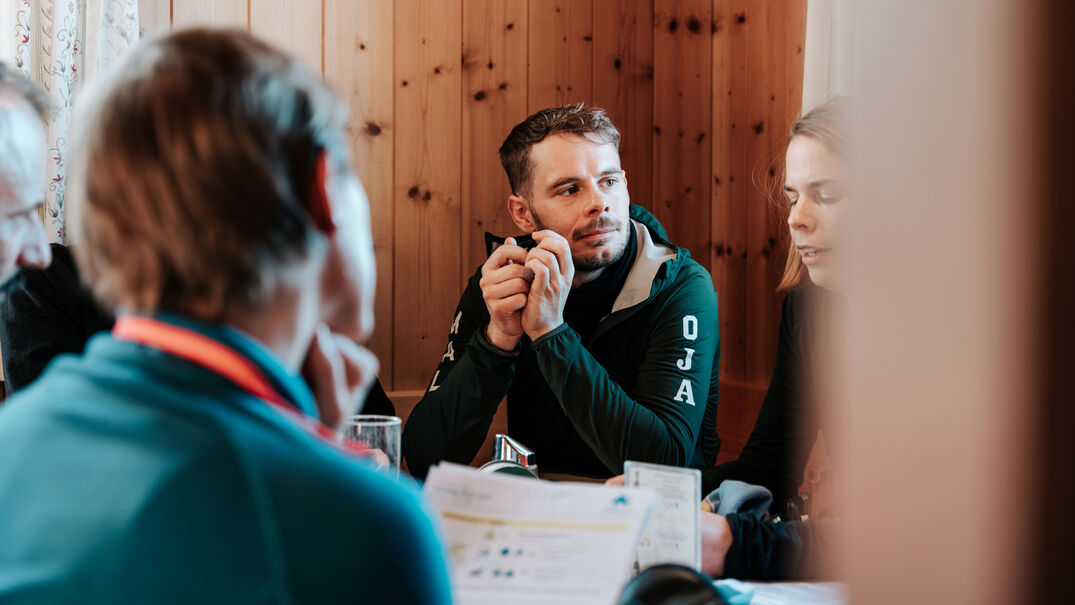 Eine detaillierte Tourenplanung erfordert das Verständnis der Lawinenbildung und die Fähigkeit, Lawinenlageberichte zu interpretieren.