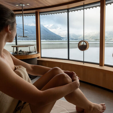 Die Panorama-Saunalandschaft im Atoll Achensee in Maurach genießen und sich verwöhnen lassen.