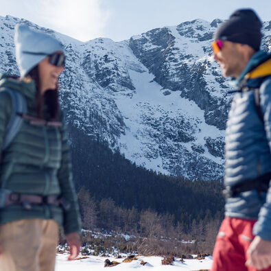 An einem sonnigen Tag die schneebedeckte Landschaft im Bergsteigerdorf Steinberg am Rofan bei einer Winterwanderung genießen.