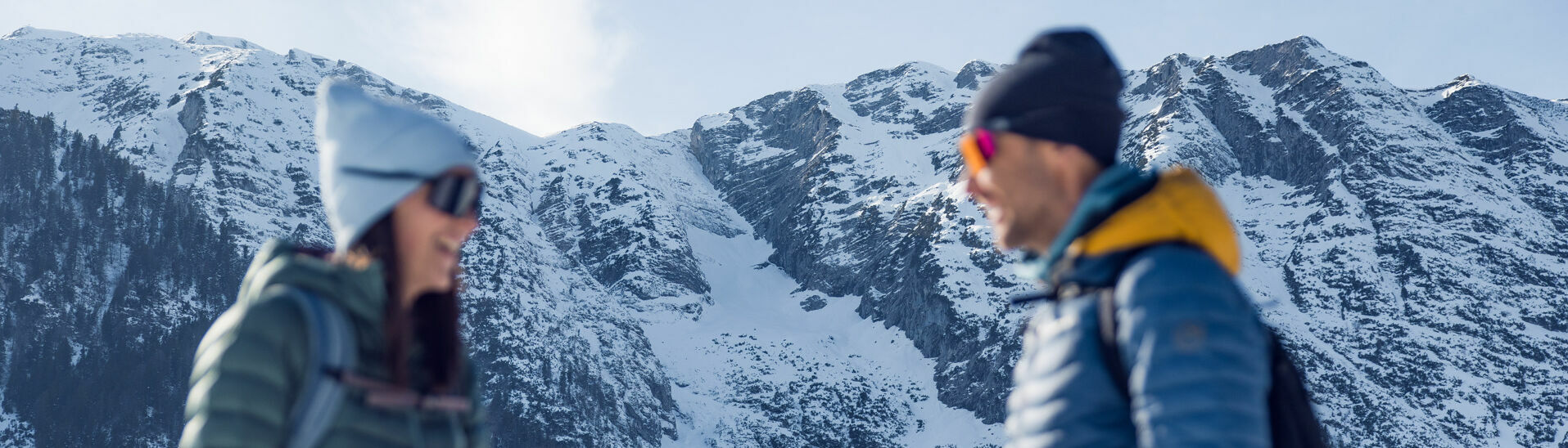 An einem sonnigen Tag die schneebedeckte Landschaft im Bergsteigerdorf Steinberg am Rofan bei einer Winterwanderung genießen.