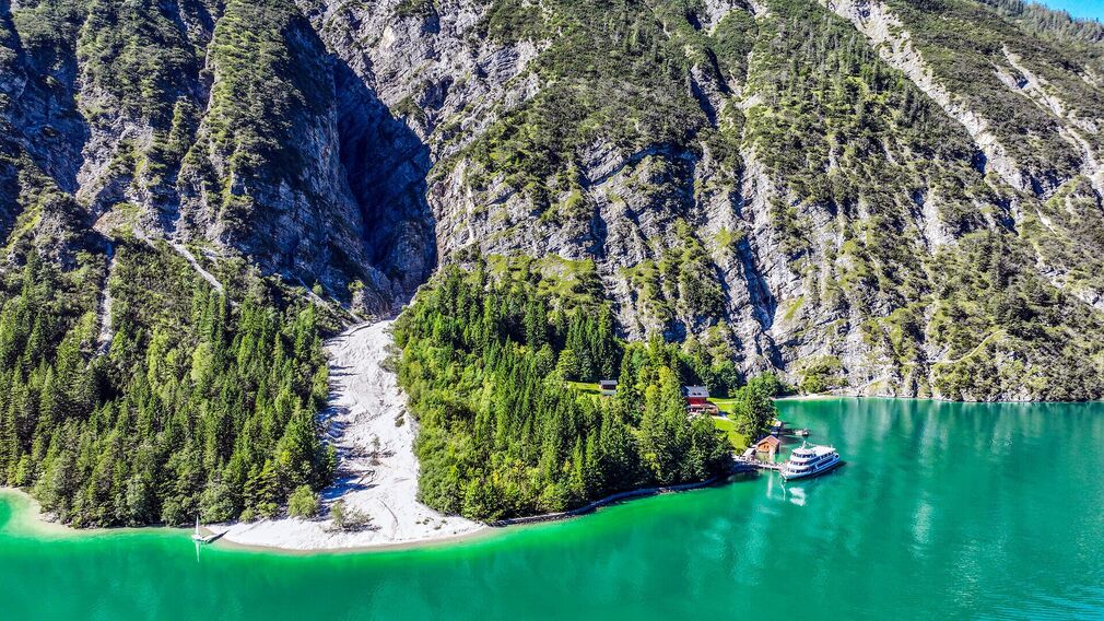 Gaisalmsteig im Herbst entlang des Achenseeufers, mit Blick auf einen kleinen Teil von Pertisau.