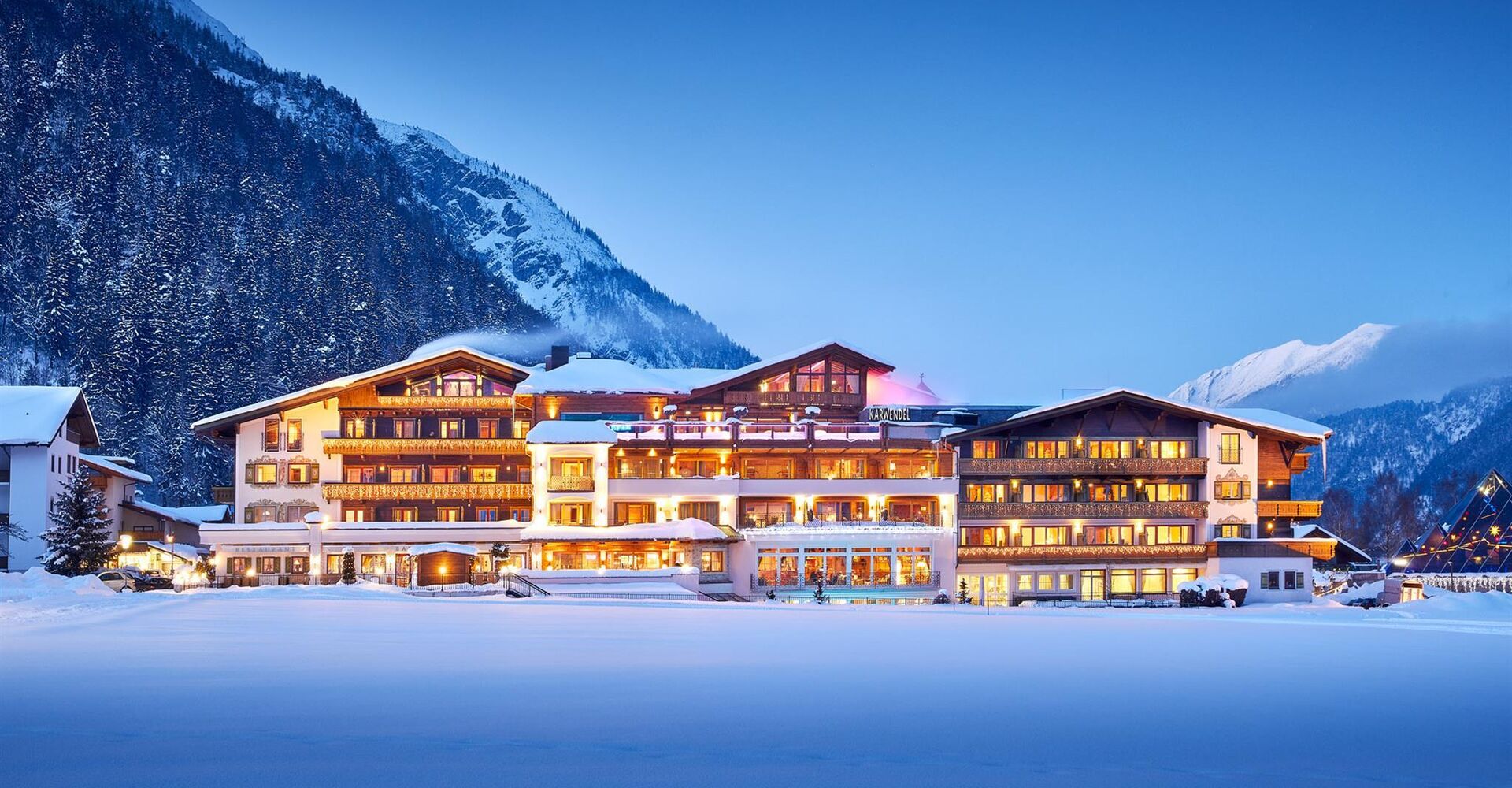 Hotel Außenansicht im Winter