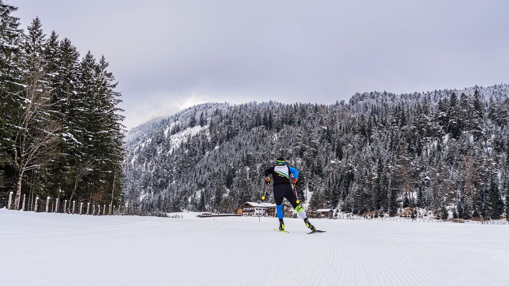 Langlaufen in Achenkirch - Seeloipe Oberautal - im Hintergrund der Alpen Caravan Park Achensee