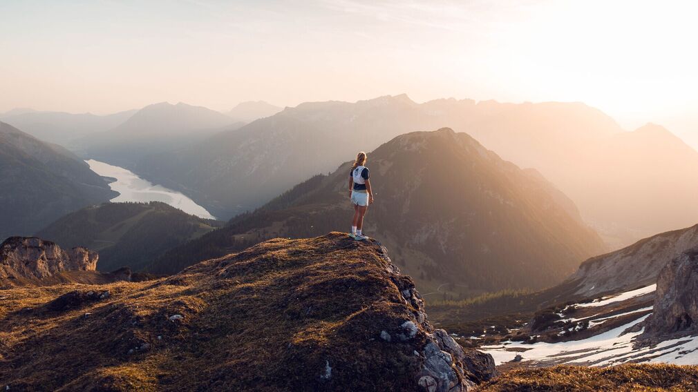 Sonnenaufgang im Mai am Bärenkopf mit Blick auf den Achensee und die umliegende Bergwelt.