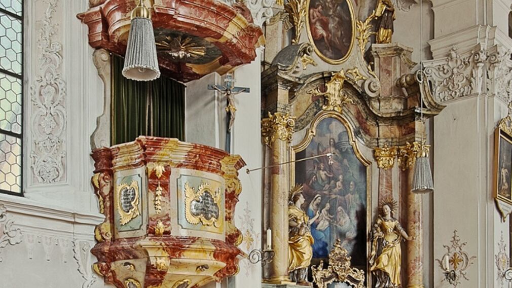 winterliche Ansicht von Eben und der Notburgakirche mit dem Notburga Museum (links von der Kirche)