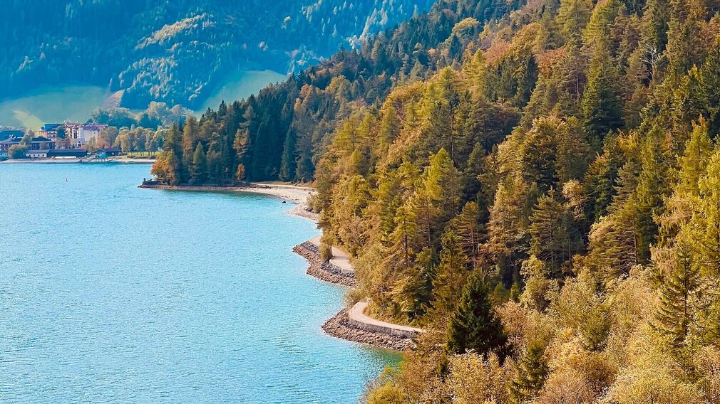 Gaisalmsteig im Herbst entlang des Achenseeufers, mit Blick auf einen kleinen Teil von Pertisau.