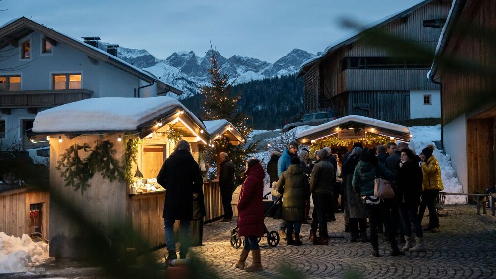 Blick zur Kirche aus der Dorfhaus Gaststube