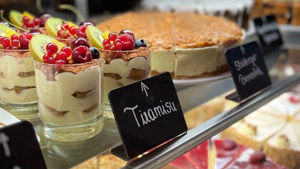 Blick zur Kirche aus der Dorfhaus Gaststube