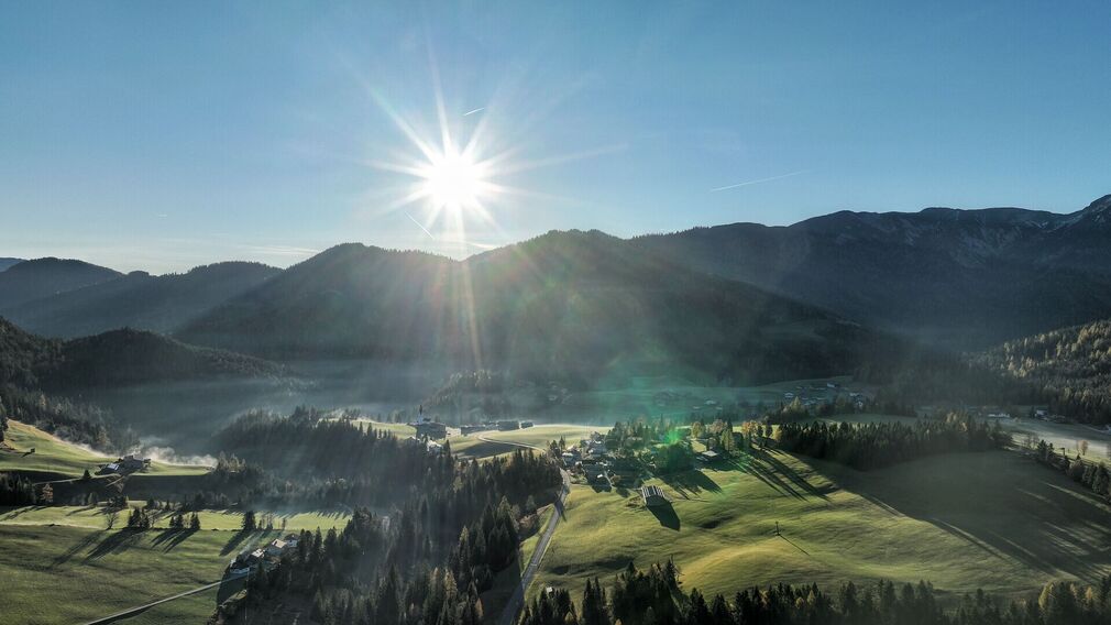 auf der Bärenwald Runde - Ausblick zur Pfarrkirche von Steinberg