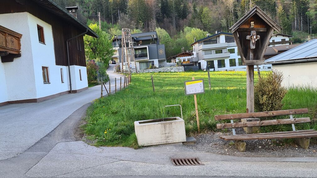 Brunnen unter Hausnummer "Erlach 209" in Wiesing