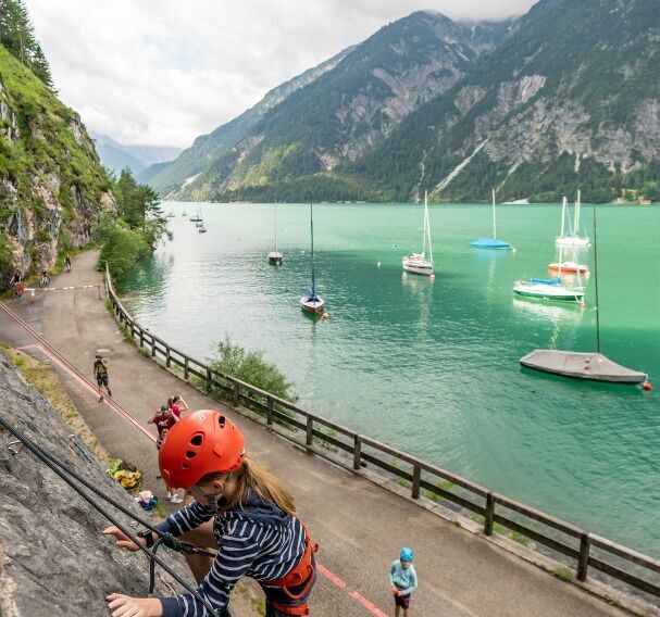 die Wandhöhe beträgt 18 Meter beim Klettergarten Achenseehof