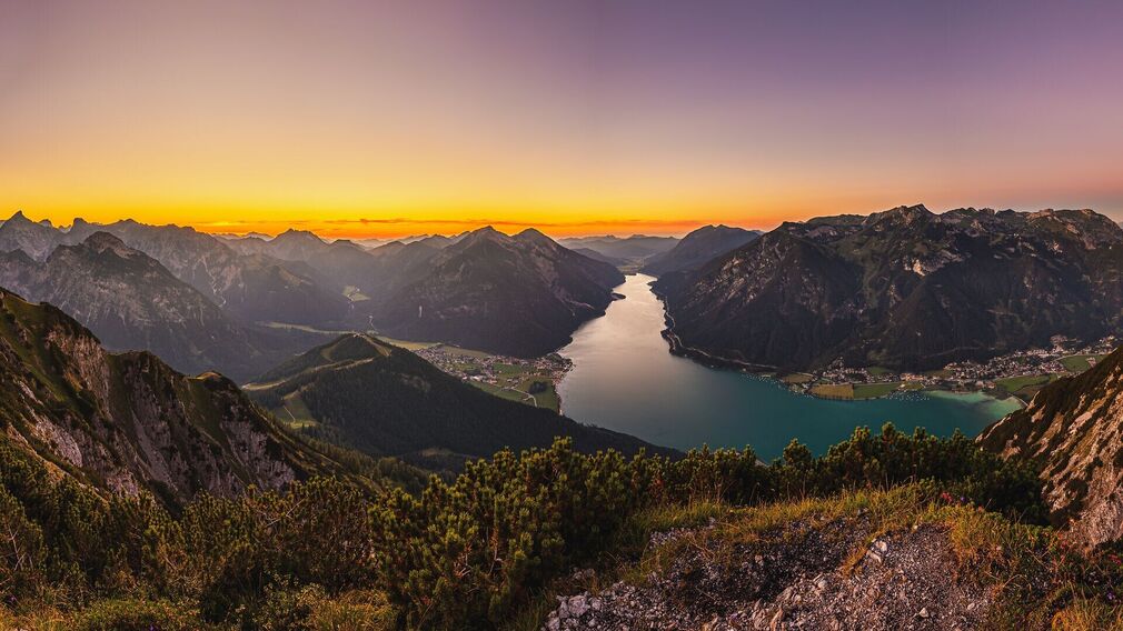 Sonnenuntergang am Bärenkopf mit Blick über den Achensee. Links liegt Pertisau am Fuße des Karwendelgebirges, rechts Maurach vor der Kulisse des Rofangebirges.
