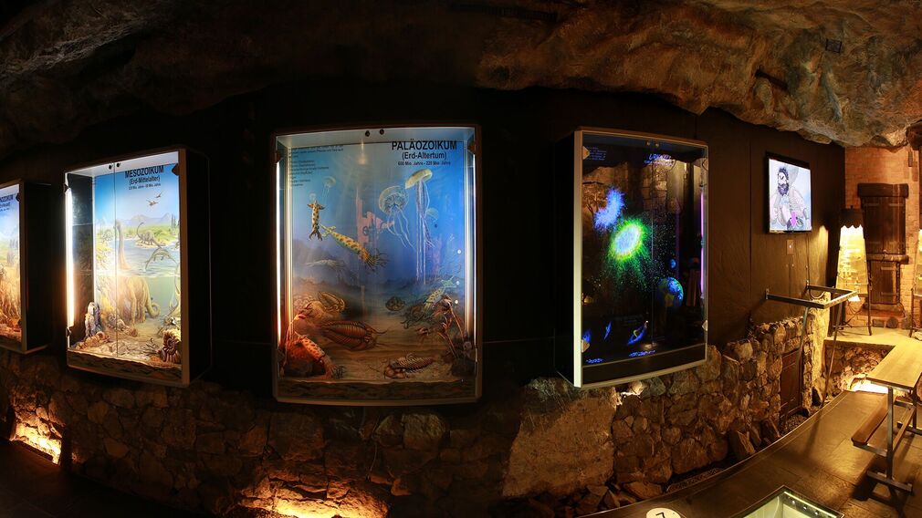 Der Eingangsbereich des Museums Tiroler Steinöl Vitalberg ist einem Stollen nachempfunden.