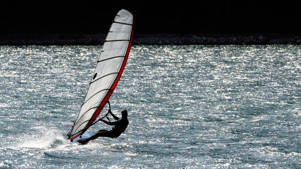 SUP-Verleih und Kurse werden im Wassersportzentrum Buchau angeboten.