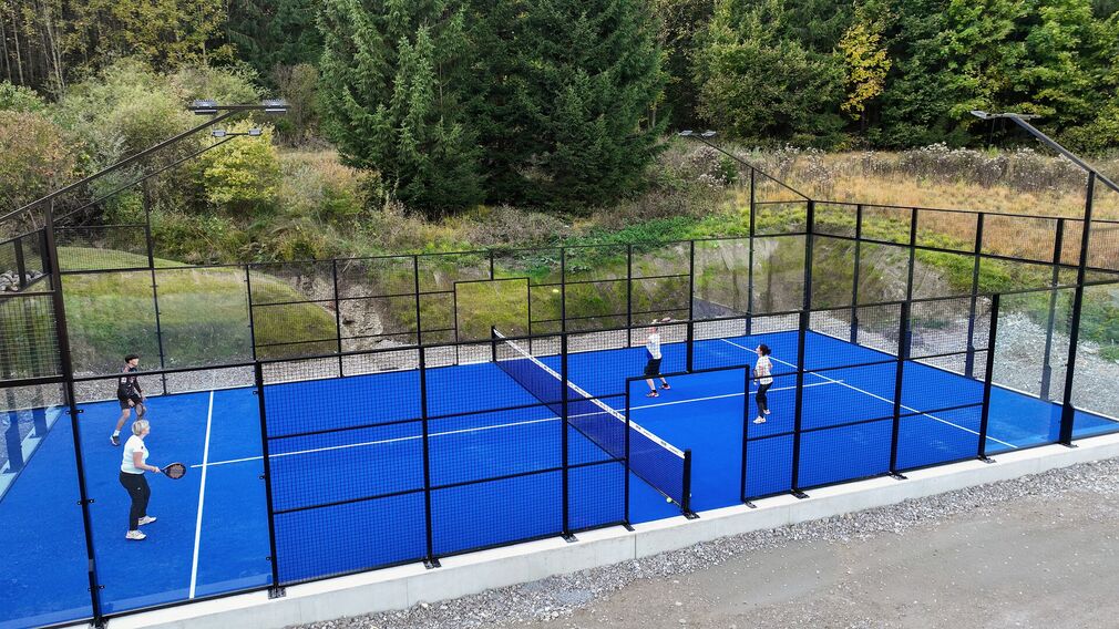 Padel wird mit 4 Personen gespielt.