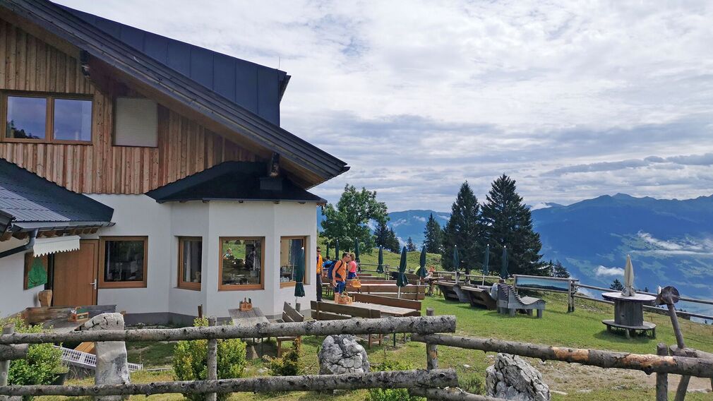 die Astenau Alpe mit großer Terrasse