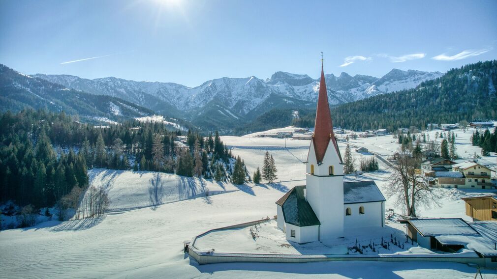 winterliche Pfarrkirche St. Lambert in Steinberg am Rofan