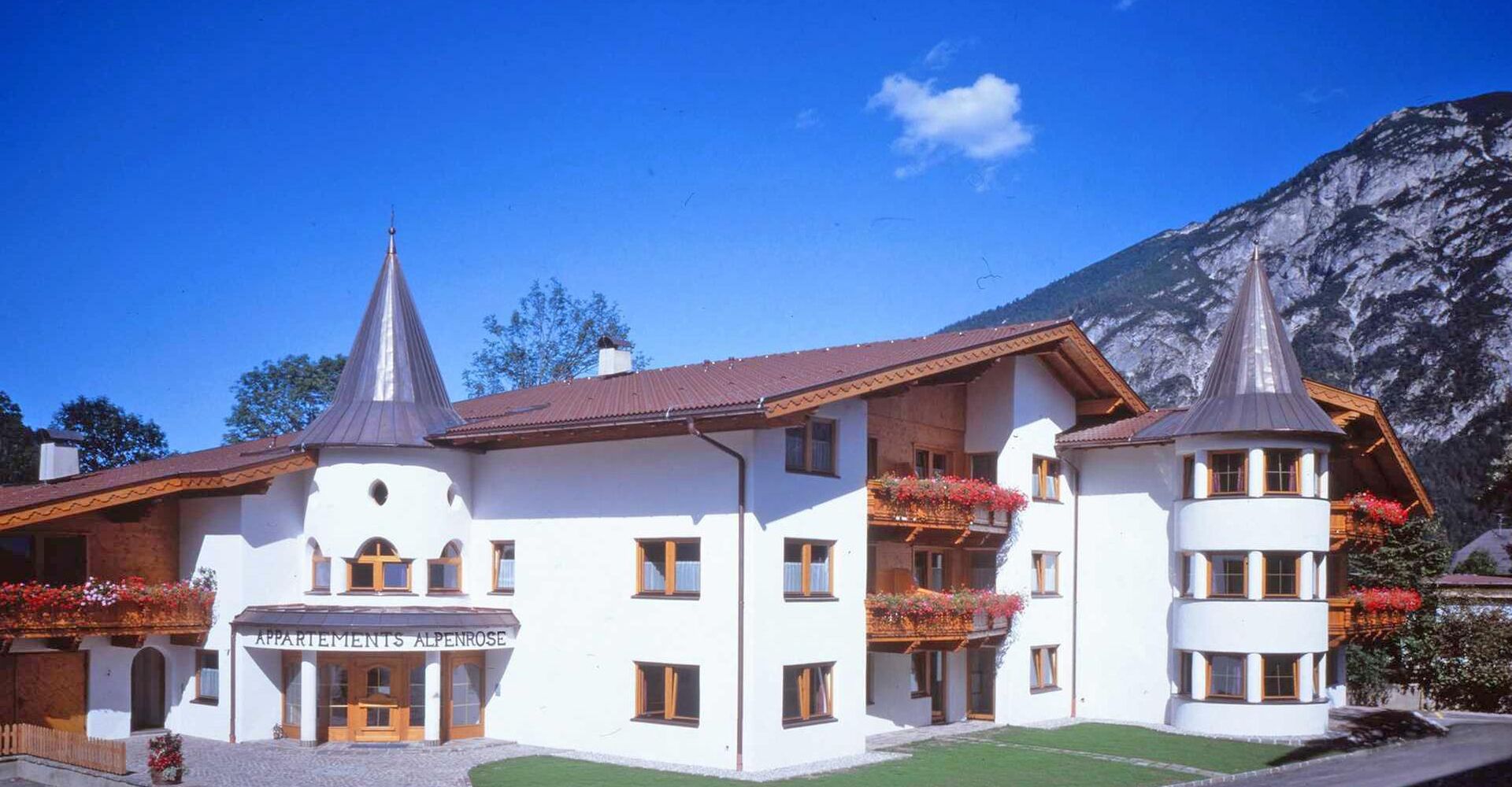 Appartementhaus Alpenrose - Außenansicht Sommer