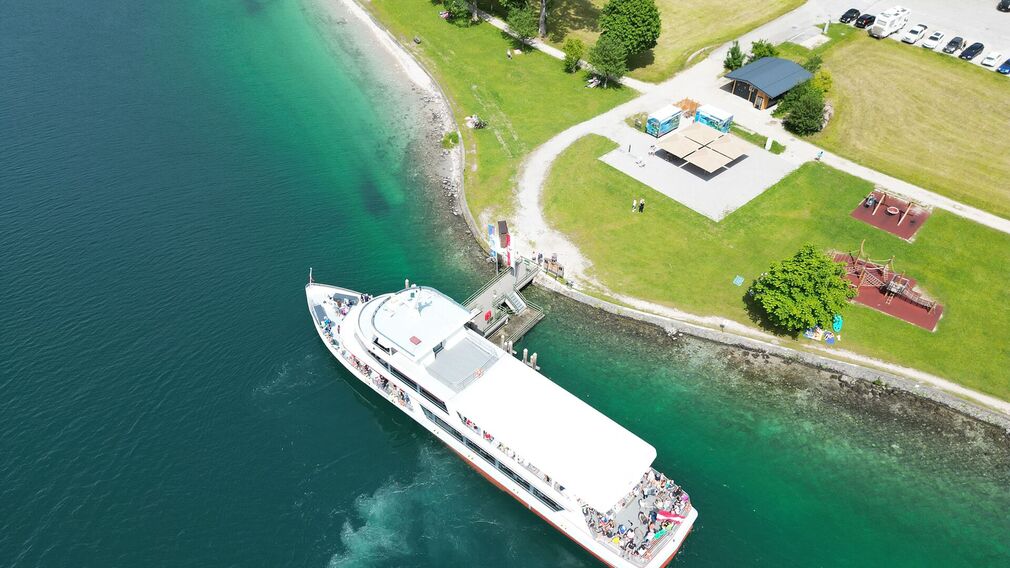 2 food trucks are located at the Achenseehof bathing beach opposite the shipping pier