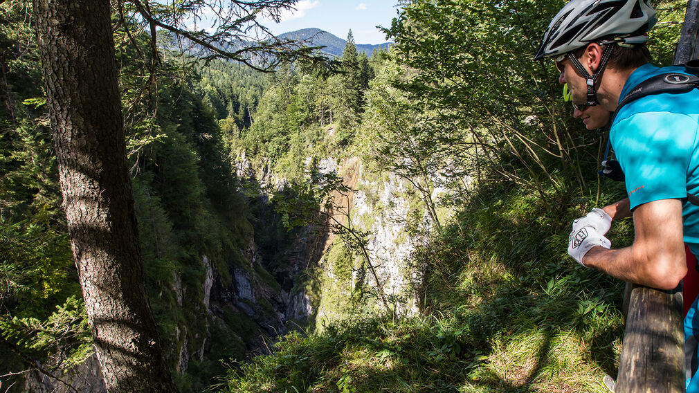 zwei Mountainbiker - unterwegs auf der Rotwandalm in Richtung Bächental und Sylvensteinstausee