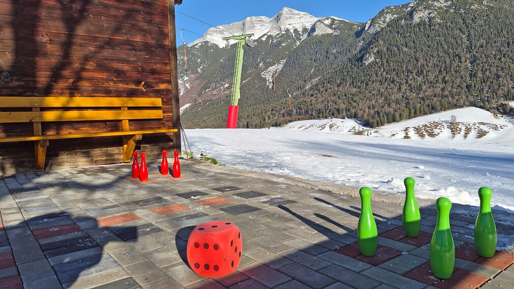 überdimensionales "Mensch ärgere dich nicht" Spiel - direkt bei der Bergstation des Rofanlift 1