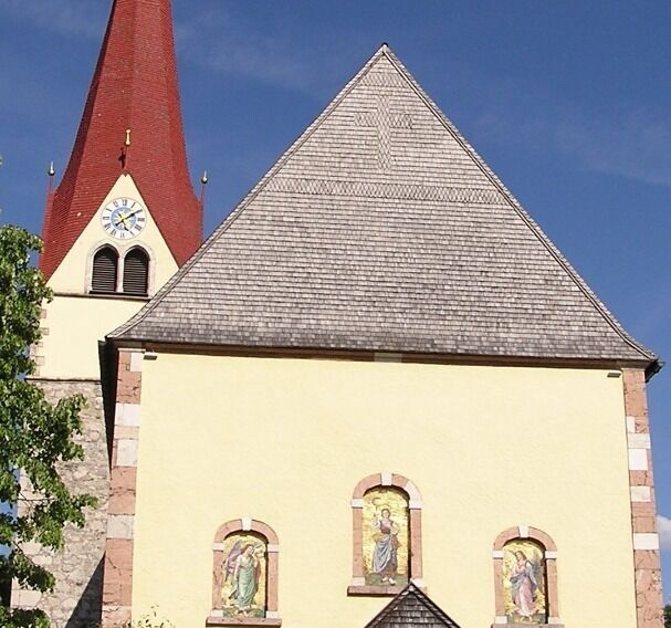 winterliche Ansicht von Eben und der Notburgakirche mit dem Notburga Museum (links von der Kirche)
