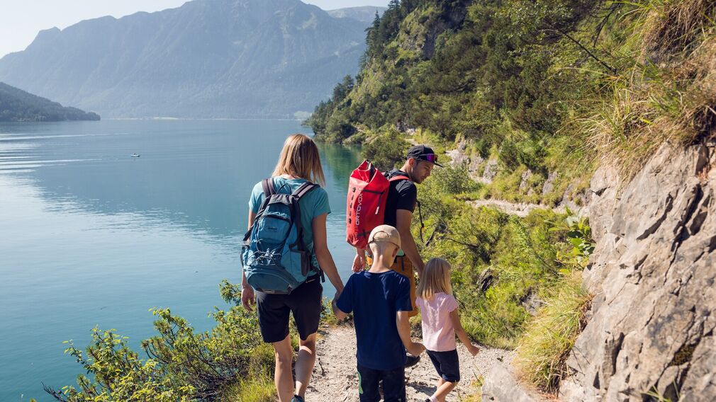 Am Mariensteig mit Blick auf den Achensee – im Hintergrund ist das Achenseehof-Areal zu sehen.