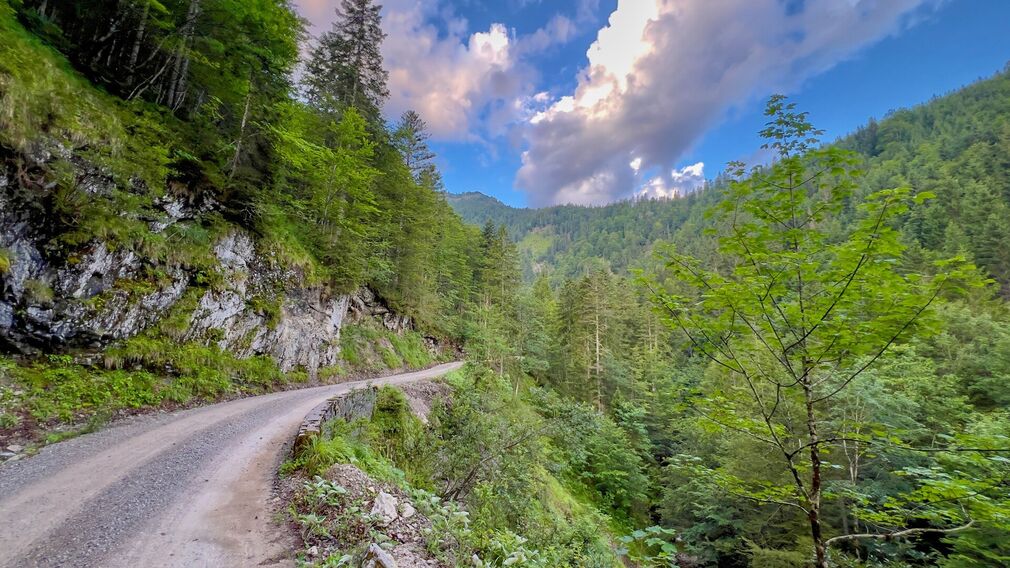zwei Mountainbiker - unterwegs auf der Rotwandalm in Richtung Bächental und Sylvensteinstausee