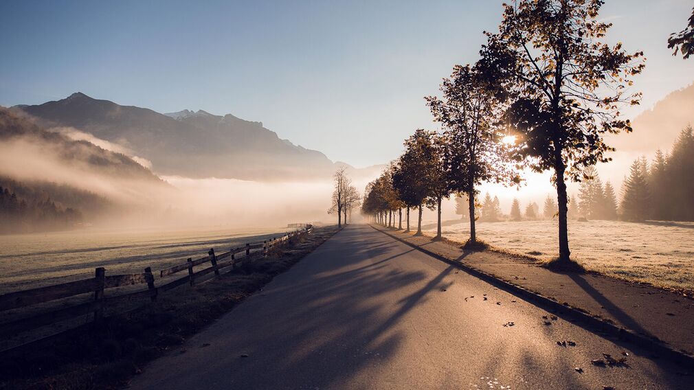 herbstliche Morgenstimmung - Mautstraße in die Karwendeltäler in Pertisau - Beginn des Naturpark Karwendel