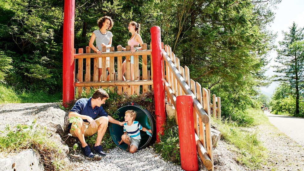 Achensee-Maskottchen Wusel Wassergeist mit Schneemann
