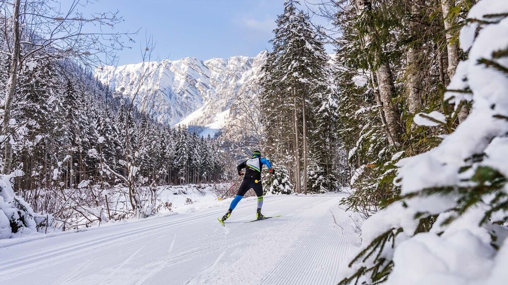Langlaufen in Achenkirch - Seeloipe Oberautal - im Hintergrund der Alpen Caravan Park Achensee