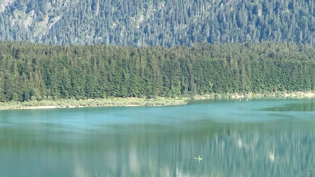 zwei Mountainbiker - unterwegs auf der Rotwandalm in Richtung Bächental und Sylvensteinstausee