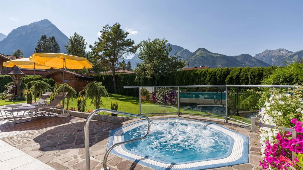 Hotel_KArlwirt_Hnr_26_Pertisau_09_2020_Liegewiese_