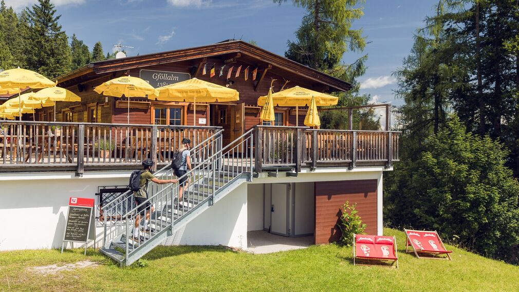 unterwegs auf der 484 Riederbergweg MTB Route - im Hintergrund der Achensee