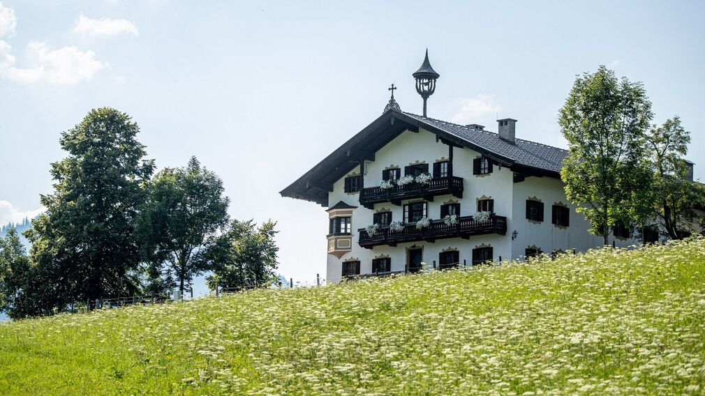 Ampelsbacher Hof thront auf einer Anhöhe mit Weitblick