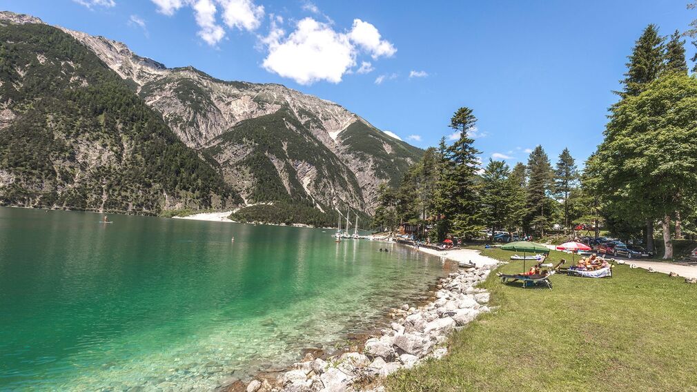 in der Schwarzenau - der Weg führt entlang des Sees nach Achenkirch