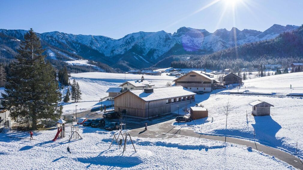 Blick zur Kirche aus der Dorfhaus Gaststube