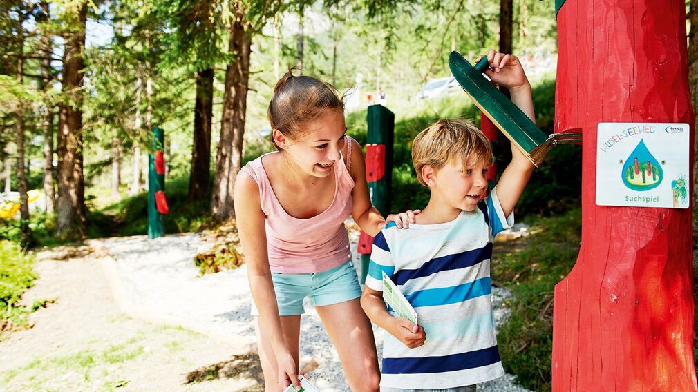 Achensee-Maskottchen Wusel Wassergeist mit Schneemann