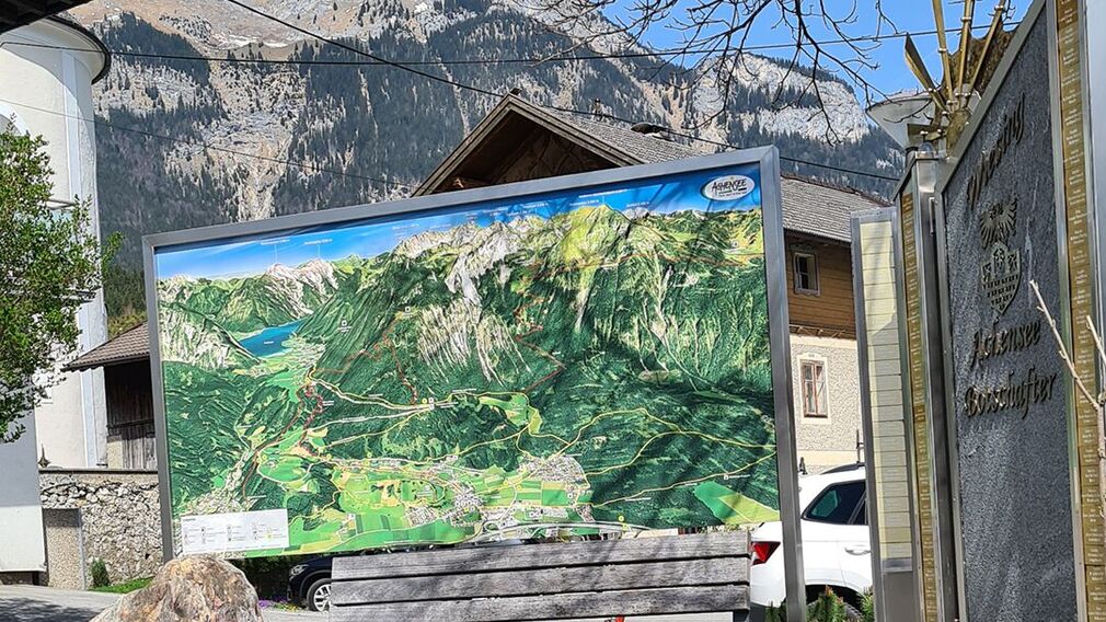 Brunnen oberhalb der Raiffeisenbank Wiesing